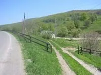 A házhoz vezető aszfalt majd föld út